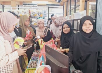 PENUNTUT UiTM Terengganu Kampus Dungun berbelanja sempena program Jualan Rahmah Madani@Kampus, hari ini. -UTUSAN/NIK NUR IZZATUL HAZWANI NIK ADNAN