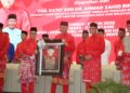PEMANGKU Ketua UMNO Bahagian Bentong, Datuk Seri Mohd Zaini Salleh menyampaikan cenderahati kepada Ahmad Zahid Hamidi semasa Mesyuarat Perwakilan UMNO Bahagian Bentong di Pahang, hari ini. - UTUSAN/ SALEHUDIN MAT RASAD