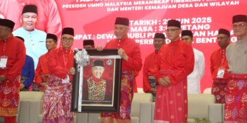 PEMANGKU Ketua UMNO Bahagian Bentong, Datuk Seri Mohd Zaini Salleh menyampaikan cenderahati kepada Ahmad Zahid Hamidi semasa Mesyuarat Perwakilan UMNO Bahagian Bentong di Pahang, hari ini. - UTUSAN/ SALEHUDIN MAT RASAD