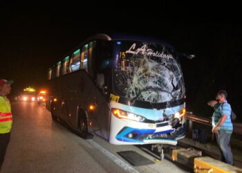 KEADAAN bas ekspres membawa 28 penumpang termasuk 13 penuntut UMPSA yang terlibat kemalangan di kilometer 161.5 Lebuhraya Pantai Timur (LPT) (Arah Timur) di Maran, Pahang.