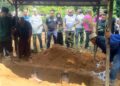 TIMBALAN Naib Canselor (Hal Ehwal Pelajar dan Alumni) UPSI, Prof. Dr. Norkhalid Salimin (tengah, tiga dari kanan) menghadiri pengebumian Nurul Fatihah Abu Setaman di Tanah Perkuburan Islam Kampung Dong Duek, Hulu Besut, Terengganu semalam. - UTUSAN/IHSAN UPSI