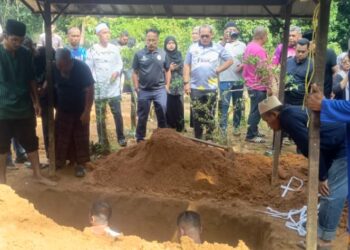 TIMBALAN Naib Canselor (Hal Ehwal Pelajar dan Alumni) UPSI, Prof. Dr. Norkhalid Salimin (tengah, tiga dari kanan) menghadiri pengebumian Nurul Fatihah Abu Setaman di Tanah Perkuburan Islam Kampung Dong Duek, Hulu Besut, Terengganu semalam. - UTUSAN/IHSAN UPSI
