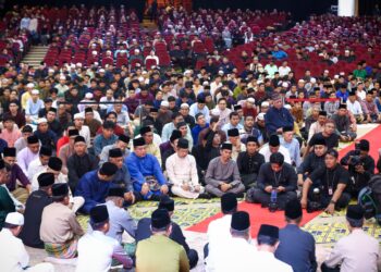 MAJLIS Tahlil Perdana untuk mangsa kemalangan bas melibatkan pelajar UPSI  yang diadakan di Dewan Tuanku Canselor, UPSI Tanjung Malim. - UTUSAN/MUHAMAD NAZREEN SYAH MUSTHAFA