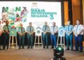 MOHD. Zin Bidin (empat dari kiri) bersama beberapa wakil Pengakap Malaysia yang hadir pada majlis pelancaran Lencana Kepandaian Biodiversiti Pengakap di Putrajaya.