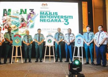 MOHD. Zin Bidin (empat dari kiri) bersama beberapa wakil Pengakap Malaysia yang hadir pada majlis pelancaran Lencana Kepandaian Biodiversiti Pengakap di Putrajaya.