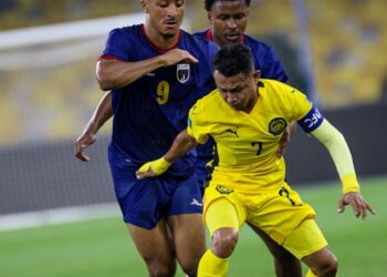 Pemain Harimau Malaya, Faisal Halim diasak dua pemain Cape Verde dalam aksi persahabatan tertutup di Stadium Nasional Bukit Jalil kelmarin. Malaysia tewas 3-0. - IHSAN FAM
