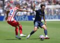 PEMAIN Paris Saint-Germain, Vitinha (kanan) cuba melakukan hantaran selepas diasak oleh pemain Atletico Madrid, Samuel Lino dalam aksi Kumpulan B Piala Dunia Kelab 2025, semalam. - AFP