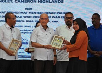WAN ROSDY Wan Ismail (tengah) menyerahkan kunci rumah PR1MA kepada penerima sempena Majlis Penyerahan Kunci PR1MA Pahang Tanah Rata dan Majlis Pecah Tanah PR1MA Pahang Ringlet di pekarangan Perumahan PR1MA Pahang Tanah Rata, Cameron Highlands di Pahang.