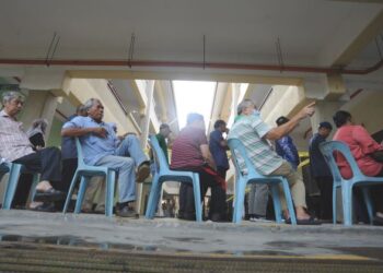 BEKERJA pada usia lanjut boleh meningkatkan risiko tekanan kerja, masalah kesihatan dan keletihan mental.