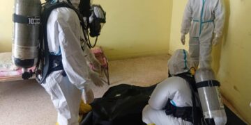 PASUKAN keselamatan membantu mengangkat mayat pasangan suami isteri yang ditemukan meninggal dunia di sebuah rumah kedai di Kampung Sungai Ruan, Raub, Pahang.
