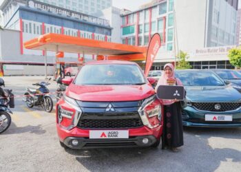 TEMPAWAN Md. Isa bersama kereta yang dimenanginya pada majlis penyampaian hadiah kempen Mega Million 2.0 Pusingan Satu dan Dua di  Agrobank Cawangan Melaka, Melaka. – UTUSAN/ MUHAMMAD SHAHIZAM TAZALI