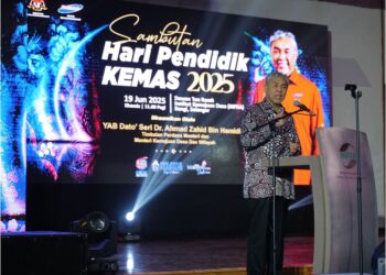 AHMAD Zahid Hamidi berucap pada Sambutan Hari Pendidik Jabatan Kemajuan Masyarakat 2025 di Institut Kemajuan Desa (INFRA), Bangi, semalam. – PEJABAT TPM