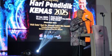 AHMAD Zahid Hamidi berucap pada Sambutan Hari Pendidik Jabatan Kemajuan Masyarakat 2025 di Institut Kemajuan Desa (INFRA), Bangi, semalam. – PEJABAT TPM
