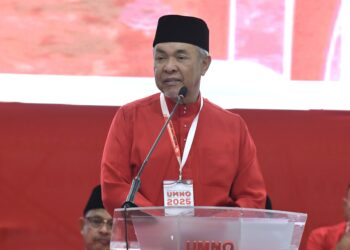 AHMAD Zahid Hamidi berucap pada Mesyuarat Perwakilan UMNO Bahagian Bagan Datuk 2025 di Kompleks UMNO Bagan Datuk hari ini. - UTUSAN/ZULFACHRI ZULKIFLI