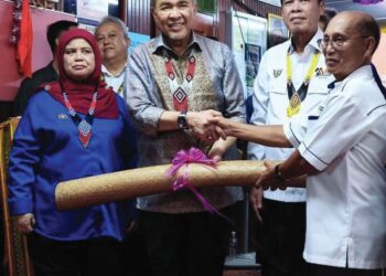 AHMAD Zahid Hamidi menerima cenderahati berupa tikar daripada Tuai Rumah Rengan Bunyat sempena upacara pecah tanah projek jalan dari Kampung Kupang ke simpang Jalan Bajau, di Saratok, Sarawak semalam.