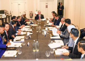HMAD Zahid Hamidi ketika  mempengerusikan mesyuarat pramajlis bersama delegasi Malaysia sempena lawatan kerja rasmi beliau ke United Kingdom hari ini.