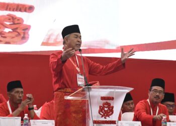 AHMAD Zahid Hamidi berucap pada Mesyuarat Perwakilan UMNO Bahagian Bagan Datuk 2025 di Kompleks UMNO Bagan Datuk hari ini. - UTUSAN/ZULFACHRI ZULKIFLI