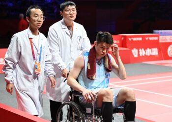 LEE Zii Jia ketika diusung keluar oleh pegawai perubatan pada aksi terakhir Kumpulan A Jelajah Dunia Akhir BWF 2024 menentang pemain tuan rumah, Li Shi Feng di Hangzhou, China, 13 Disember lalu. - AFP