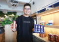 VENON TIAN menunjukkan produk keluaran Zus Coffee di pejabatnya di Zus Coffee, Shah Alam baru-baru ini.–UTUSAN/AFIQ RAZALI