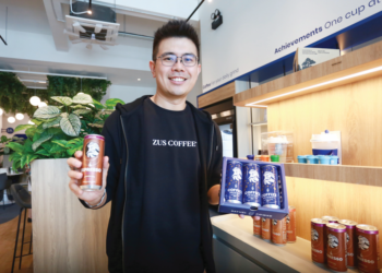 VENON TIAN menunjukkan produk keluaran Zus Coffee di pejabatnya di Zus Coffee, Shah Alam baru-baru ini.–UTUSAN/AFIQ RAZALI