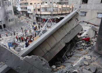 PENDUDUK Palestin melihat kesan kemusnahan di Sekolah Yaffa yang musnah dibedil tentera Israel di Gaza City. – AFP