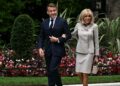 EMMANUEL Macron bersama isterinya, Brigitte tiba di 10 Downing Street semasa kunjungan ke Britain, baru-baru ini. – AFP