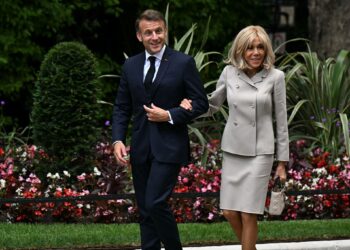 EMMANUEL Macron bersama isterinya, Brigitte tiba di 10 Downing Street semasa kunjungan ke Britain, baru-baru ini. – AFP