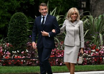EMMANUEL Macron bersama isterinya, Brigitte tiba di 10 Downing Street semasa kunjungan ke Britain, baru-baru ini. – AFP