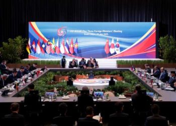 ASEAN boleh menjadi suara alternatif dengan melihat agama dan hikmah silam sebagai sumber kekuatan, bukan halangan kepada kemajuan atau berdasarkan ekonomi kapitalis sekular. – AFP