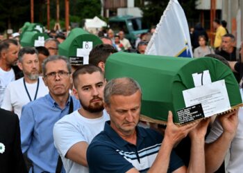 PENDUDUK mengusung keranda kecil yang mengandungi tulang milik mangsa genosid untuk dikebumikan di Srebrenica, Bosnia Herzegovina. – AFP
