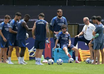 PEMAIN PSG ketika sesi latihan menjelang aksi final Piala Dunia Kelab berdepan Chelsea awal pagi esok.- AFP