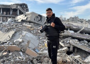 WARTAWAN AFP, Bashar Taleb ketika membuat liputan 
di Semenanjung Gaza. – AFP