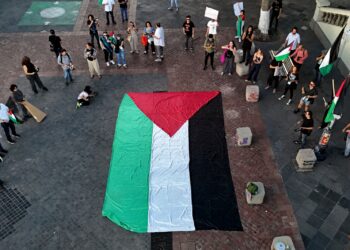 ORANG ramai menyertai demonstrasi membantah kekejaman di Gaza di Guadalajara, Mexico. – AFP
