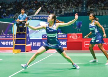 BEREGU wanita No.1 negara, Pearly Tan-M. Thinaah gagal ke final Terbuka China selepas tumpas straight set 14-21, 17-21 kepada gandingan tuan rumah, Jia Yi Fan-Zhang Shu Xian di peringkat separuh akhir di Gimnasium Pusat Sukan Olimpik di Changzhou, China, semalam.- AFP