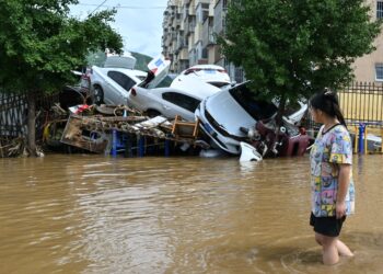 KEADAAN banjir di Beijing yang meragut puluhan nyawa. - AFP