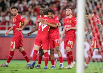 RIO Ngumoha diraikan rkan sepasukan selepas meledak ketika Liverpool menumpaskan Yokohama F. Marinos 3-1 dalam aksi pramusim di Jepun.-AFP