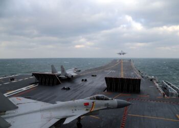 JET pejuang tentera China, J-15 berlepas dari kapal pengangkut Liaoning semasa latihan ketenteraan di Laut Kuning. – AFP