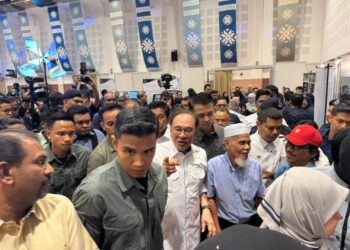 ANWAR Ibrahim hadir pada Majlis Peluncuran Pelan Induk Bumiputera Tunas Madani dan Projek Perumahan JKPSB di Dewan Besar Kampus UiTM Permatang Pauh di Pulau Pinang, hari ini. - UTUSAN/SITI NUR MAS ERAH AMRAN