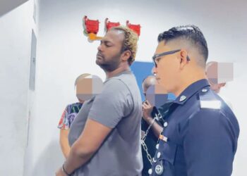 S. CHANDRA (kiri) dituduh menyebarkan gambar bogel kenalan lelaki dibawa ke Mahkamah Majistret George Town, Pulau Pinang semalam.