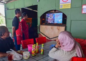 BEBERAPA pelanggan di sebuah kedai makan menonton siaran langsung pembentangan Rancangan Malaysia Ke-13 (RMK13) oleh Perdana Menteri, Datuk Seri Anwar Ibrahim di Kampung Chabang Tiga, Kuala Terengganu, semalam. – UTUSAN/PUQTRA HAIRRY