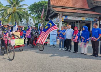 MOHD. Ridhwan Mohd. Ali (empat dari kiri) dan Khoo Poay Tiong (lima dari kiri) melepaskan Kayuhan Beca Merdeka 2025 di hadapan Menara Taming Sari, Banda Hilir, Melaka. - UTUSAN/AMRAN ALI