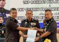 AHMAD Faudzi Awang menyaksikan serah terima tugas antara C. Charin Promwichit (kanan) dan Rahmat Abdul Rani di Penjara Pokok Sena.