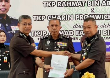 AHMAD Faudzi Awang menyaksikan serah terima tugas antara C. Charin Promwichit (kanan) dan Rahmat Abdul Rani di Penjara Pokok Sena.
