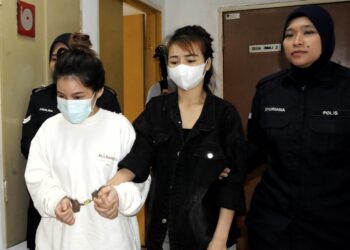 DUA wanita Vietnam, Pham Thi Quy (kiri) dan Nong Thi Nhinh didakwa  atas pertuduhan mengedar dadah di Mahkamah Majistret Johor Bahru.