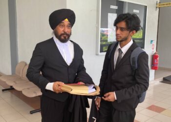 HARPAL Singh (kiri) ketika ditemui di Kompleks Mahkamah Seremban hari ini.-UTUSAN/NOR SHAFAWATI YUP
