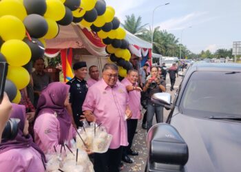 AB. RAUF Yusoh (tiga dari kiri) menyantuni pengguna Jalan Serkam-Bemban di Jasin, Melaka sejurus laluan itu dibuka secara rasmi hari ini-UTUSAN/ MUHAMMAD SHAHIZAM TAZALI