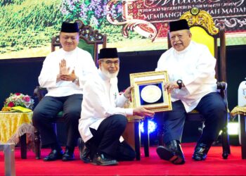 TUANKU Syed Sirajuddin Jamalullail menyampaikan Anugerah Tokoh Maal Hijrah Perlis 1447 Hijrah kepada Prof. Emeritus Datuk Dr. Johari Mat bersempena Majlis Maal Hijrah peringkat negeri ini di Dewan Auditorium Pulapen, Pusat Koreksional, Arau, Perlis hari ini.-UTUSAN/ADIB AKHYAR
