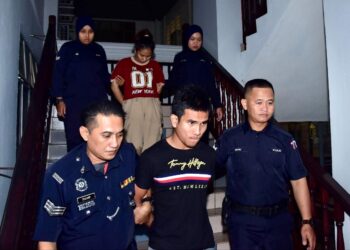 PASANGAN suami isteri dibawa ke mahkamah hari ini bagi berdepan pertuduhan yang dikenakan ke atas mereka. - UTUSAN/ARIF HAMIZAN MISKON