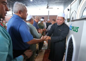 JEMAAH bersalaman  dengan Shafie selepas selesai solat Jumaat di Surau Madani R&R Seremban Arah Selatan, Lebuhraya Utara Selatan di Seremban hari ini. - UTUSAN/MOHD. SHAHJEHAN MAAMIN