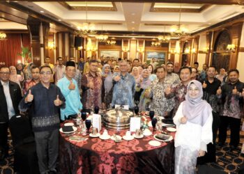 SHAMSUL ANUAR Nasarah (tengah) bergambar bersama-sama pegawai dan anggota AADK di Johor Bahru, Johor, semalam.-UTUSAN/RAJA JAAFAR ALI.